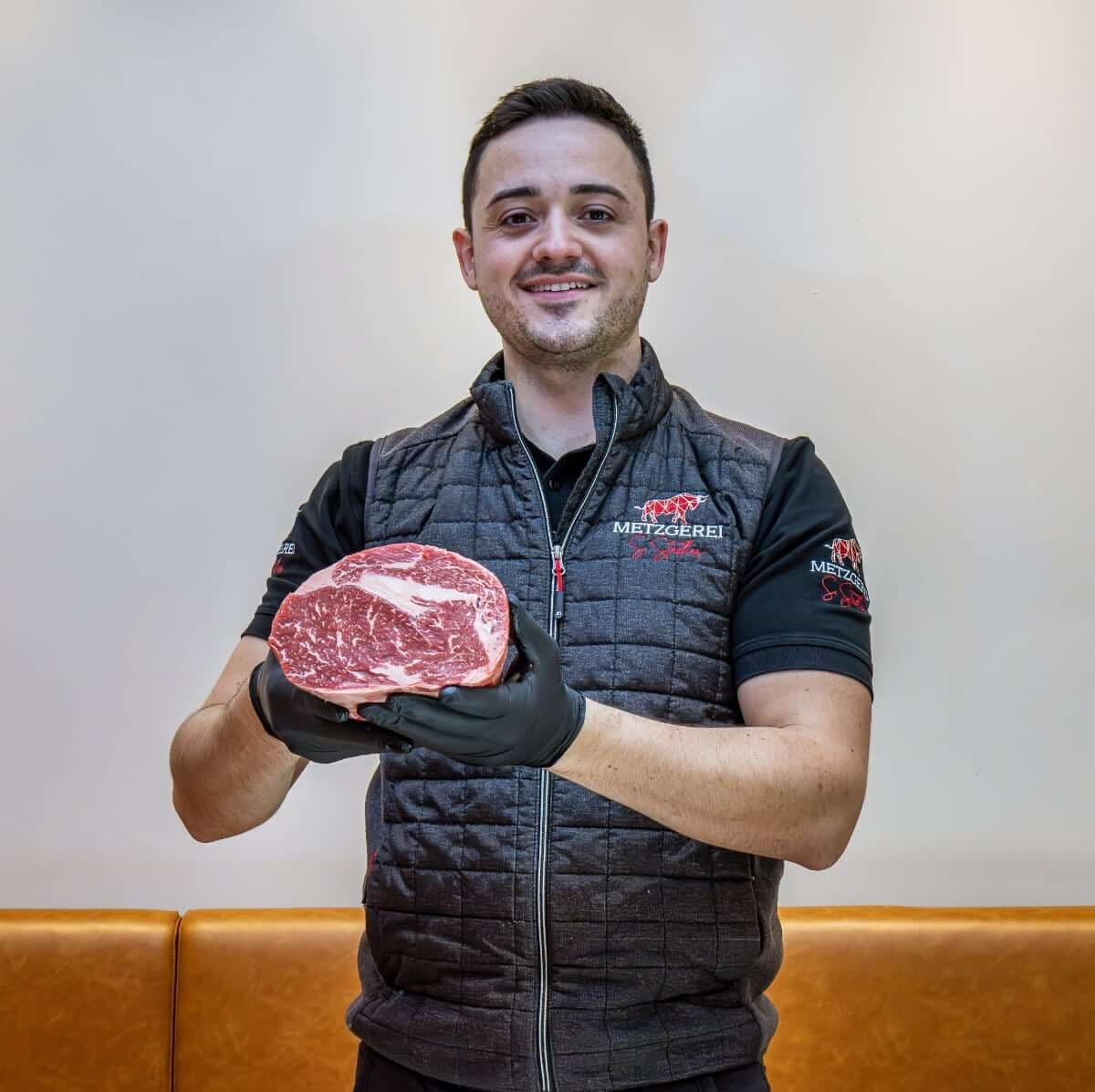 Metzger der Metzgerei Stadler mit hochwertigem, marmoriertem Rindfleisch