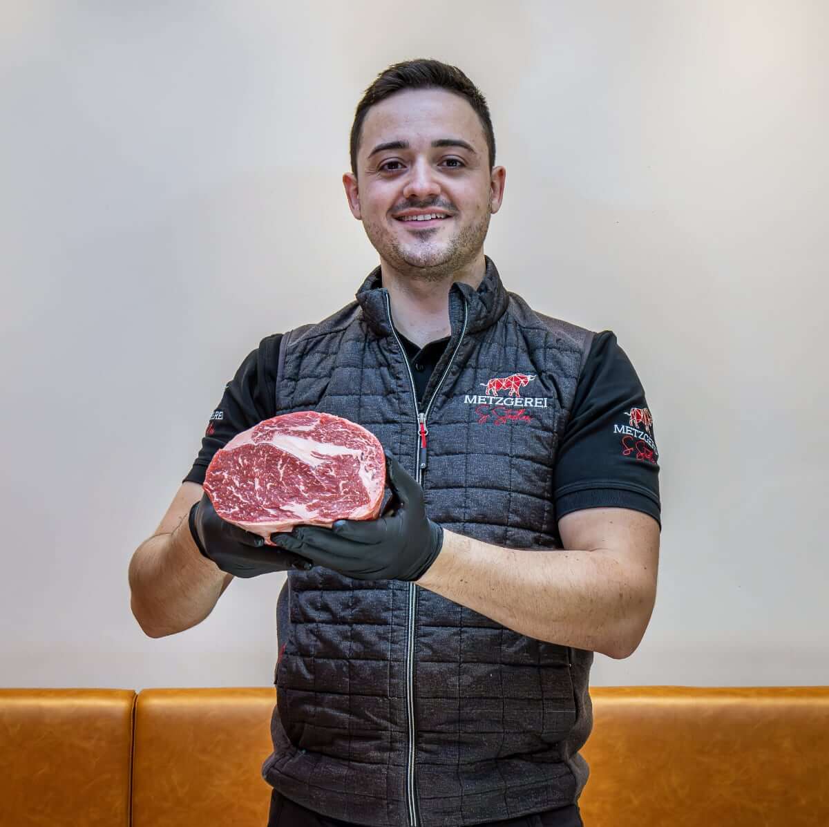 Metzger der Metzgerei Stadler mit hochwertigem, marmoriertem Rindfleisch